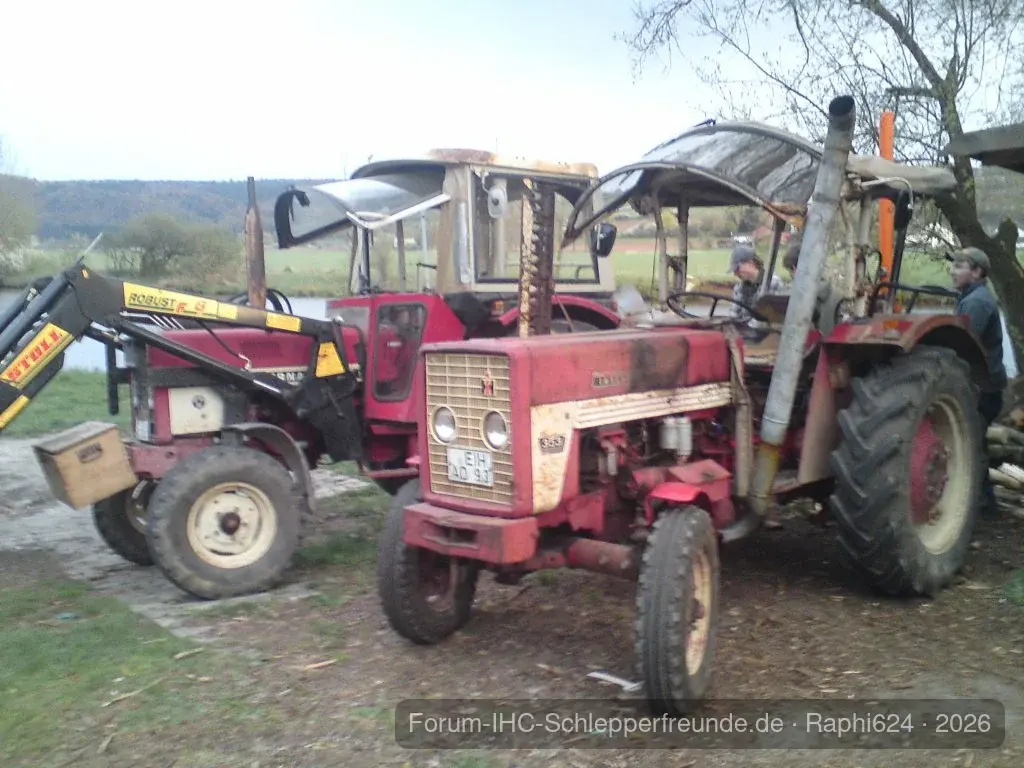 IHC 633 und 353 im Holzeinsatz