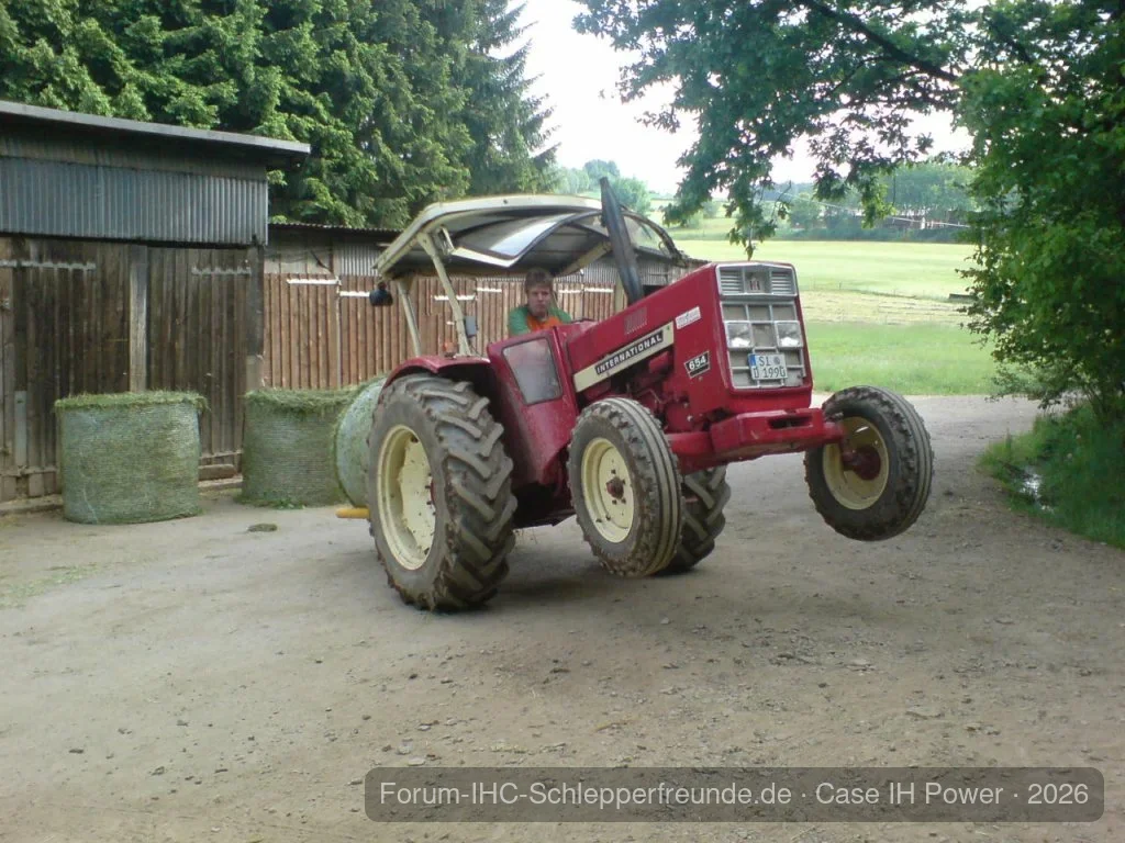 Ihc 654 beim Siloballen fahren