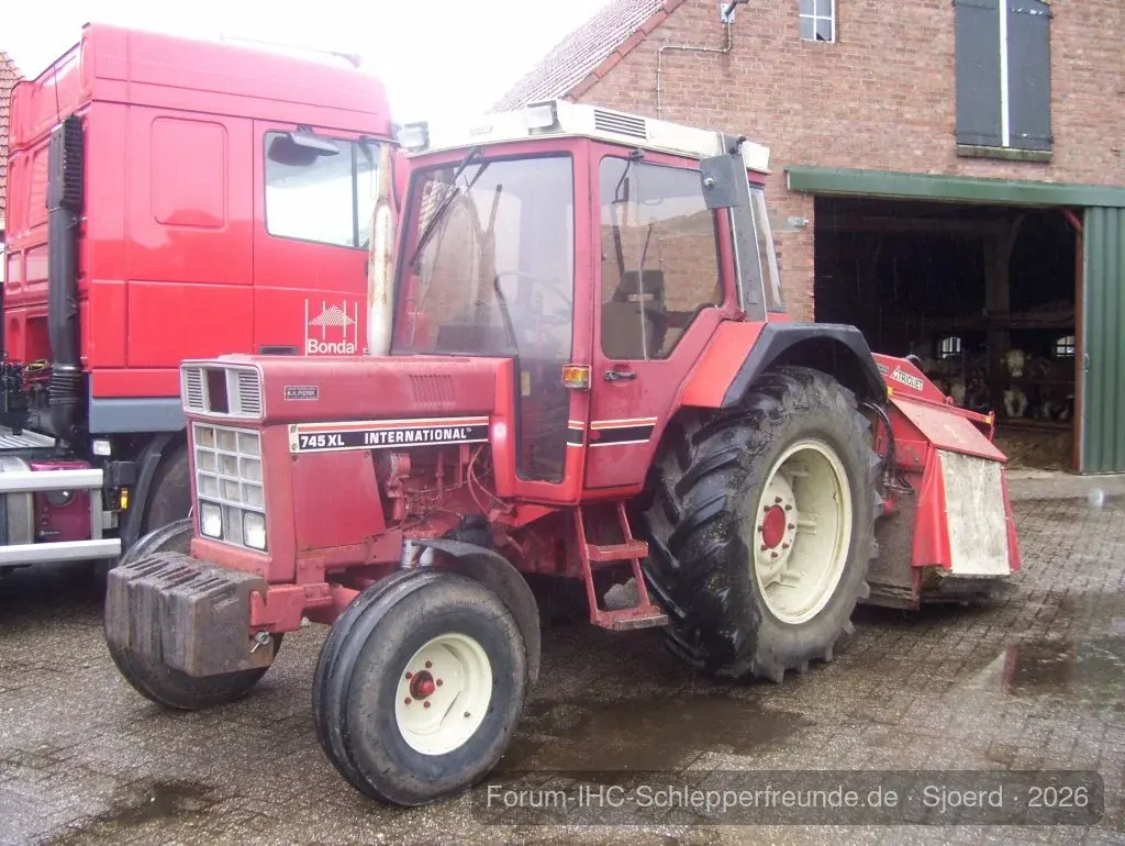 IHC 745XL