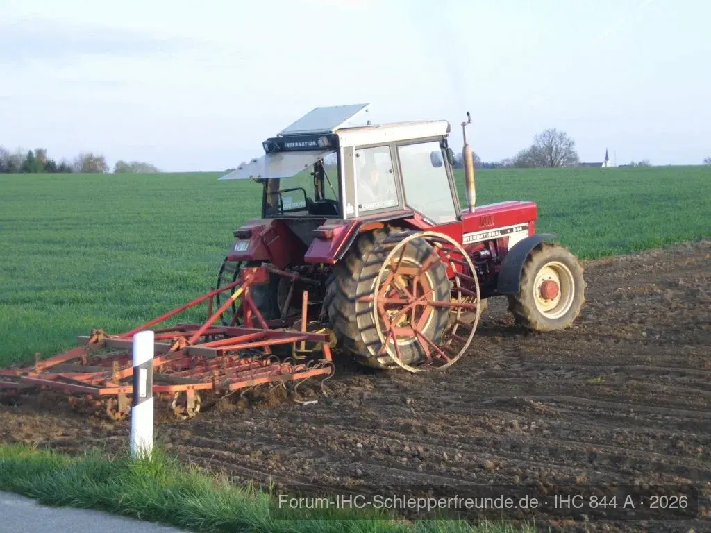IHC 844 A beim Eggen
