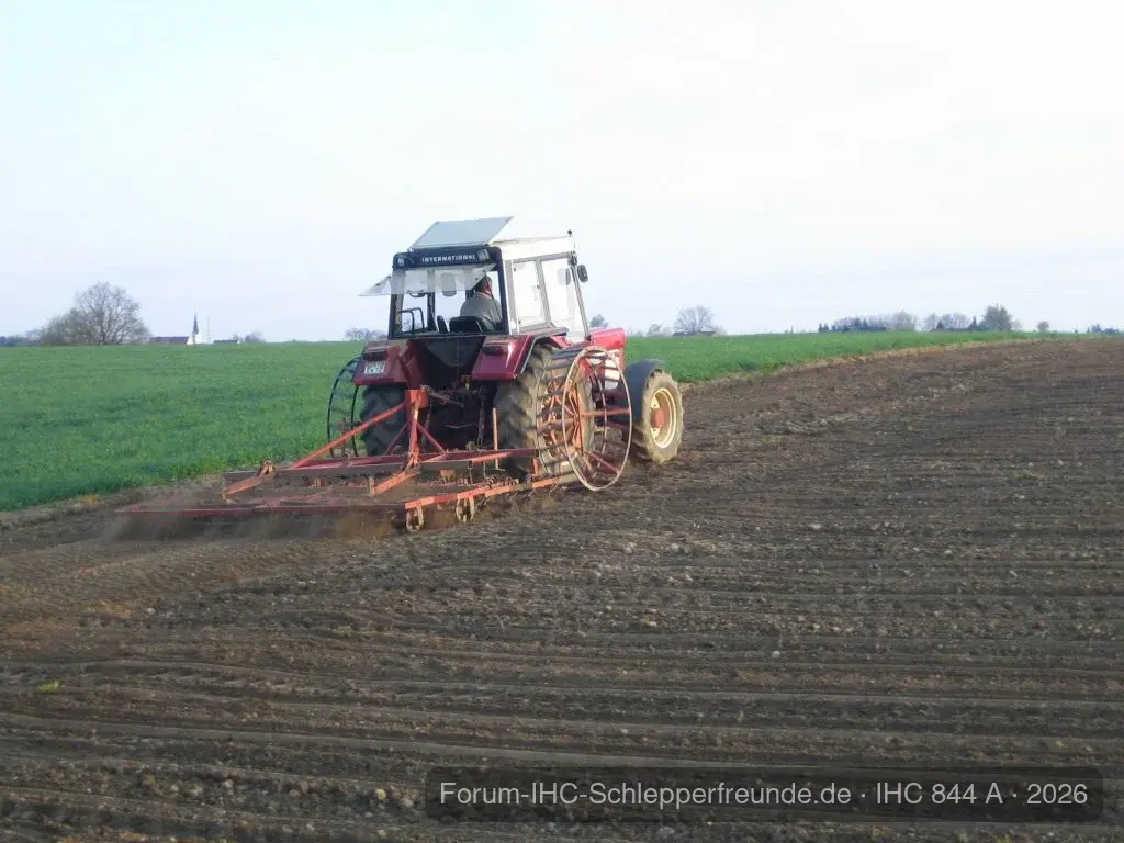 IHC 844 A mit Egge