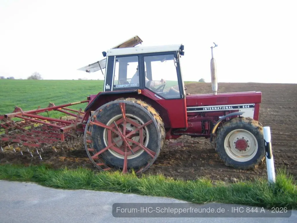 IHC 844 beim Eggen