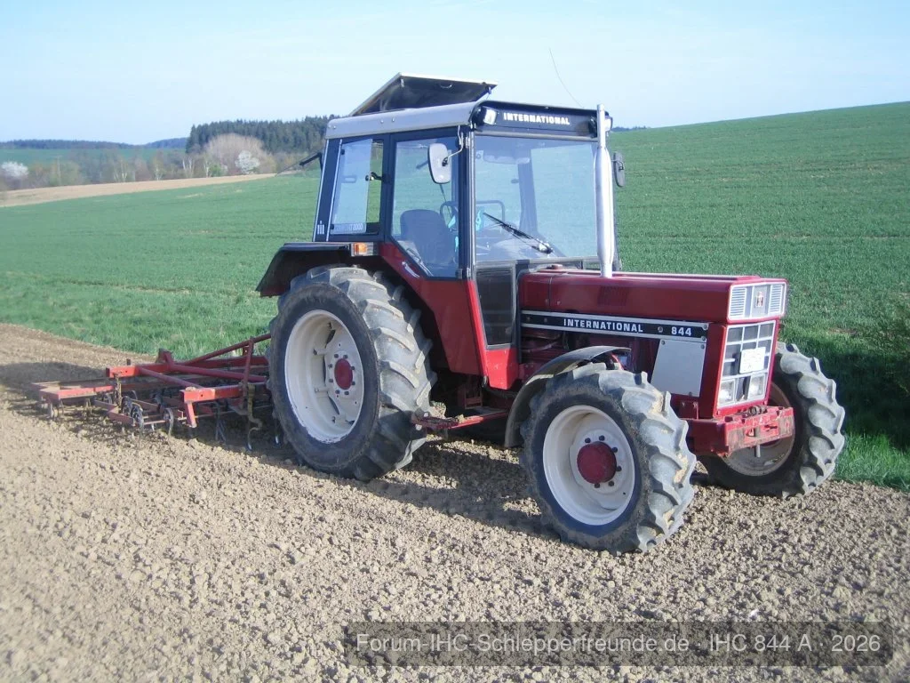 IHC 844 beim Maisland eggen