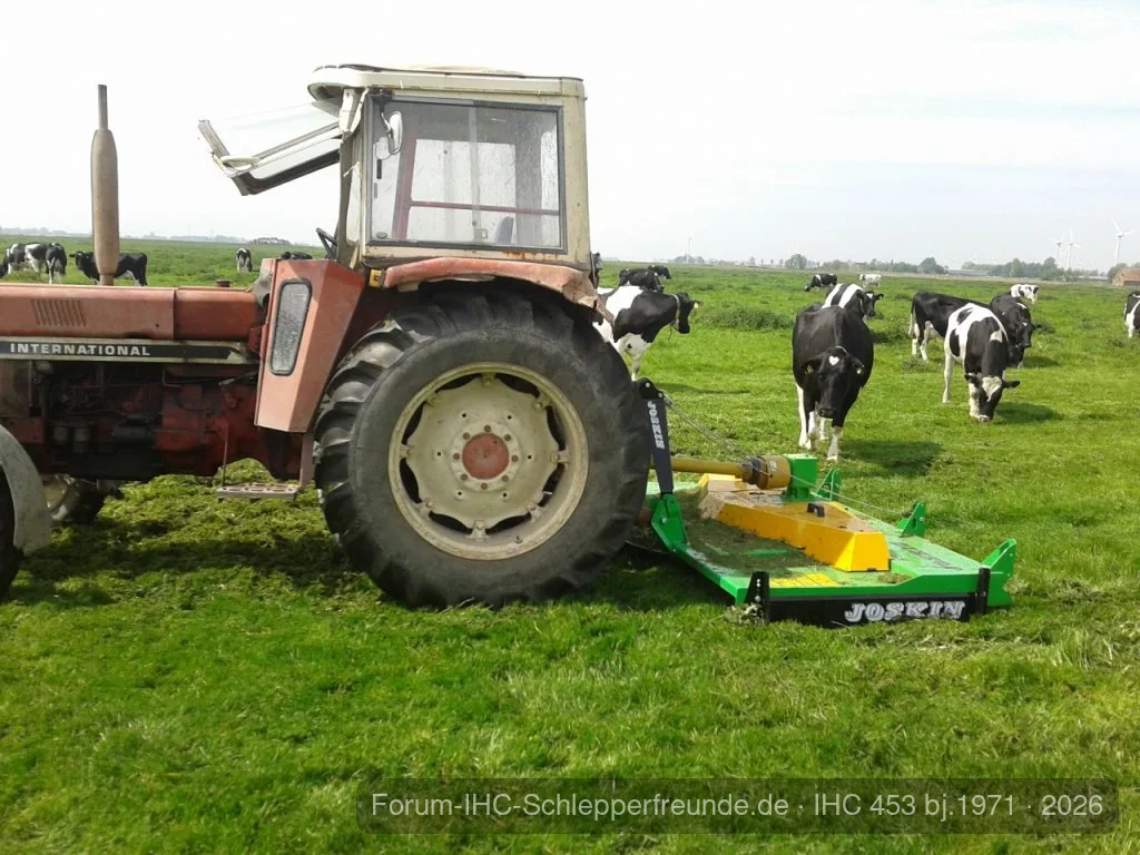 IHC 844 mit Weidepflegemäher