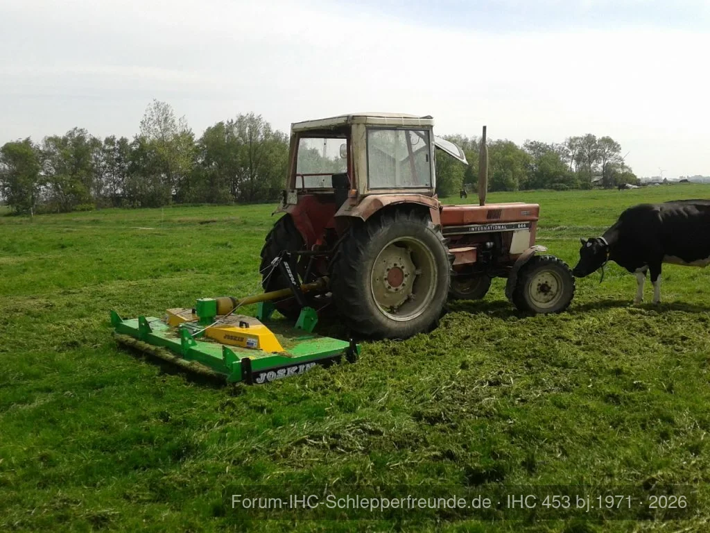 IHC 844 mit Weidepflegemäher