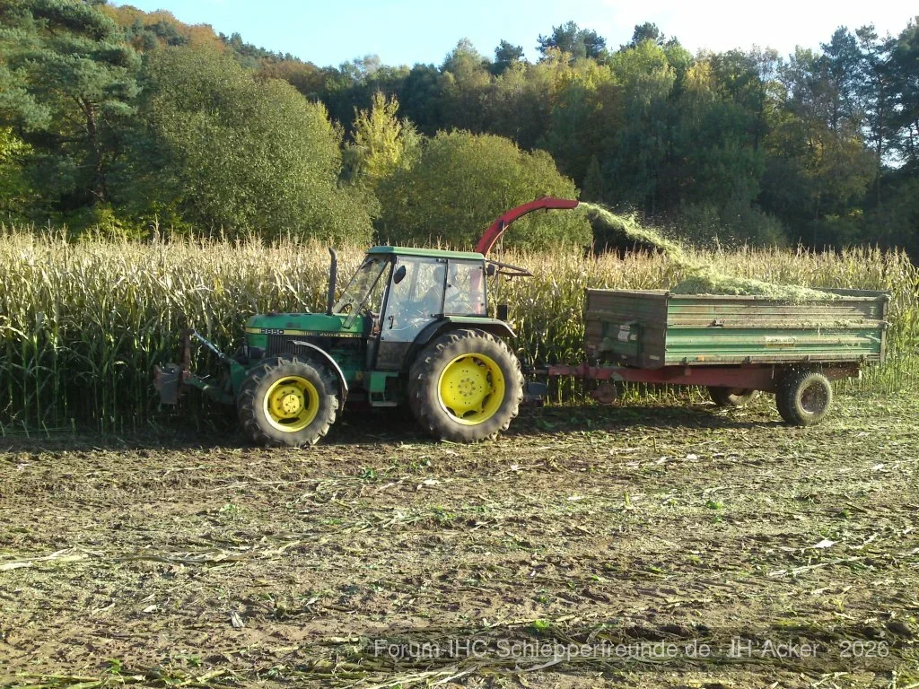 John Deere 2650 im Mais 2011