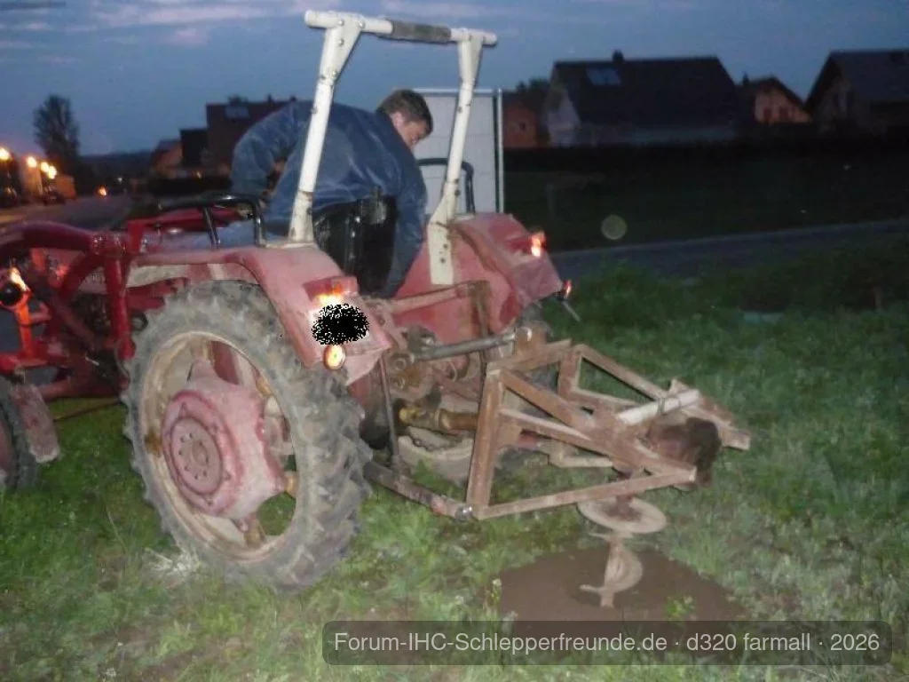 Loch bohren für einen Maibaum