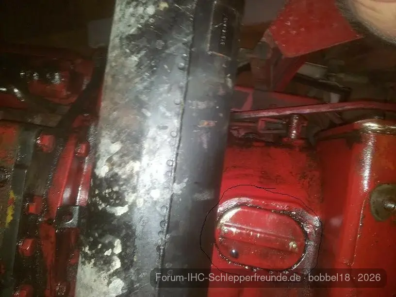 OvalerDeckel am Motorengehäuse